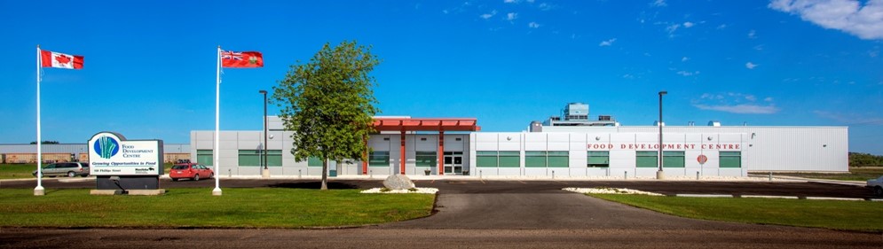 Photo de l’entrée du Centre de développement de produits alimentaires de Portage la Prairie par une journée ensoleillée d’été