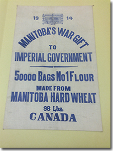 sac de farine souvenir : '1914, Manitoba's War Gift to Imperial Government, 50,000 Bags No 1 Flour, made from Manitoba Hard Wheat, 98 lbs, Canada'. Archives du Manitoba Ethel Hart collection, sac de farine souvenir reprsentant les 50 000 sacs de farine de bl de force du Manitoba, un don de guerre du Manitoba au gouvernement imprial.