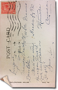 Au verso la carte postale montre l’image d’un jeune garçon profitant  de son exemption du service militaire, lisant le journal dans son lit en fumant  une cigarette “Sunday. Dear Chas, Read your card. How did you like G.? Did you find your way alright? Things here just the same as ever. No mail from home yet. A Merry xmas to you also best regards. Yours, Herb. 186114, Sgt. C. R. Francis. 2 Kirkstall Rd. Strawbarry Hill. London, S. W. Eng.”